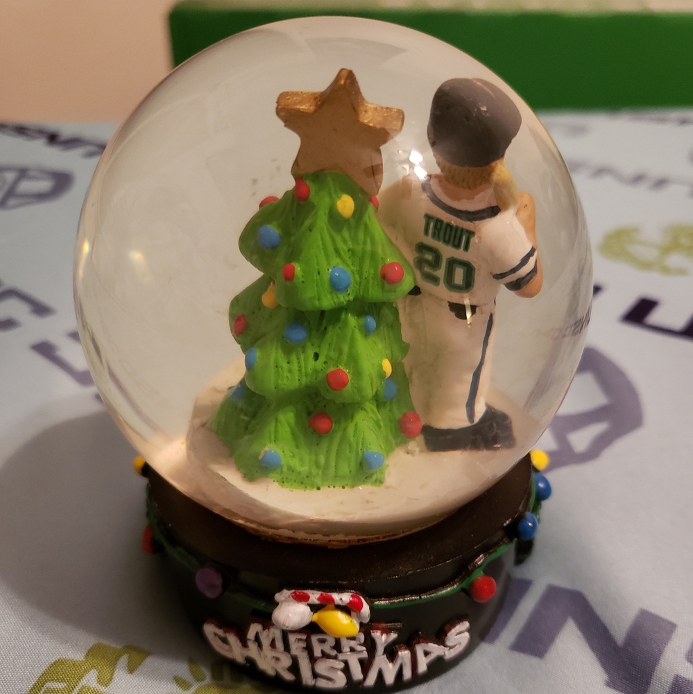 ⚾️ Mike Trout Christmas Snow Globe ⚾️ - Picture 5 of 6